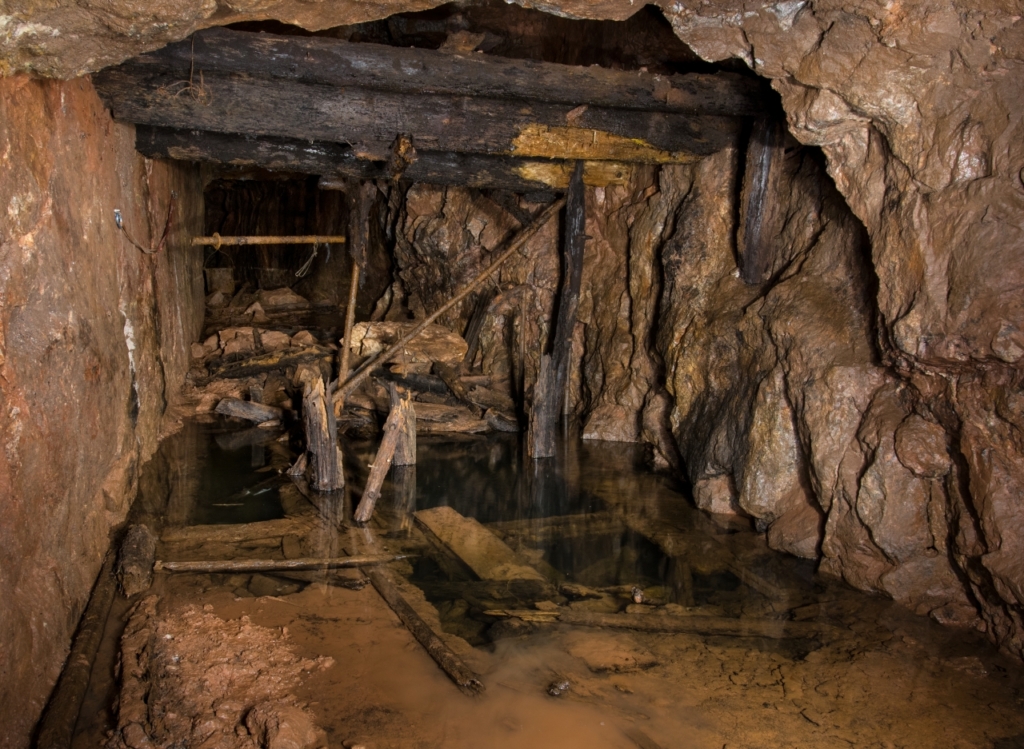 wassergefülltes Gesenk mit Holzausbau