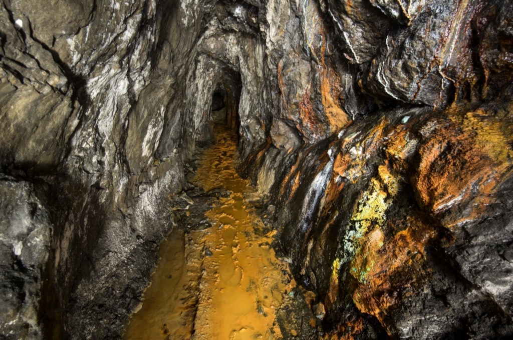 015-blei-zink-erzgrube-tinnitus-farbiger-stollenverlauf