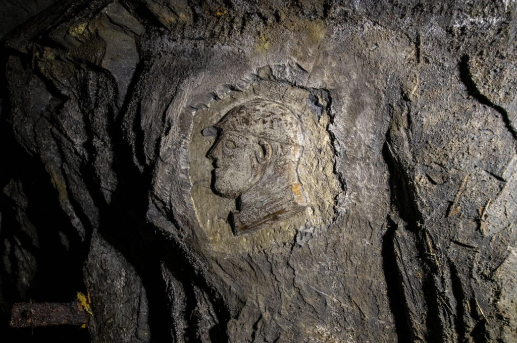 Zeigt einen Bergmann im Profil als Relief in den Fels geschlagen.