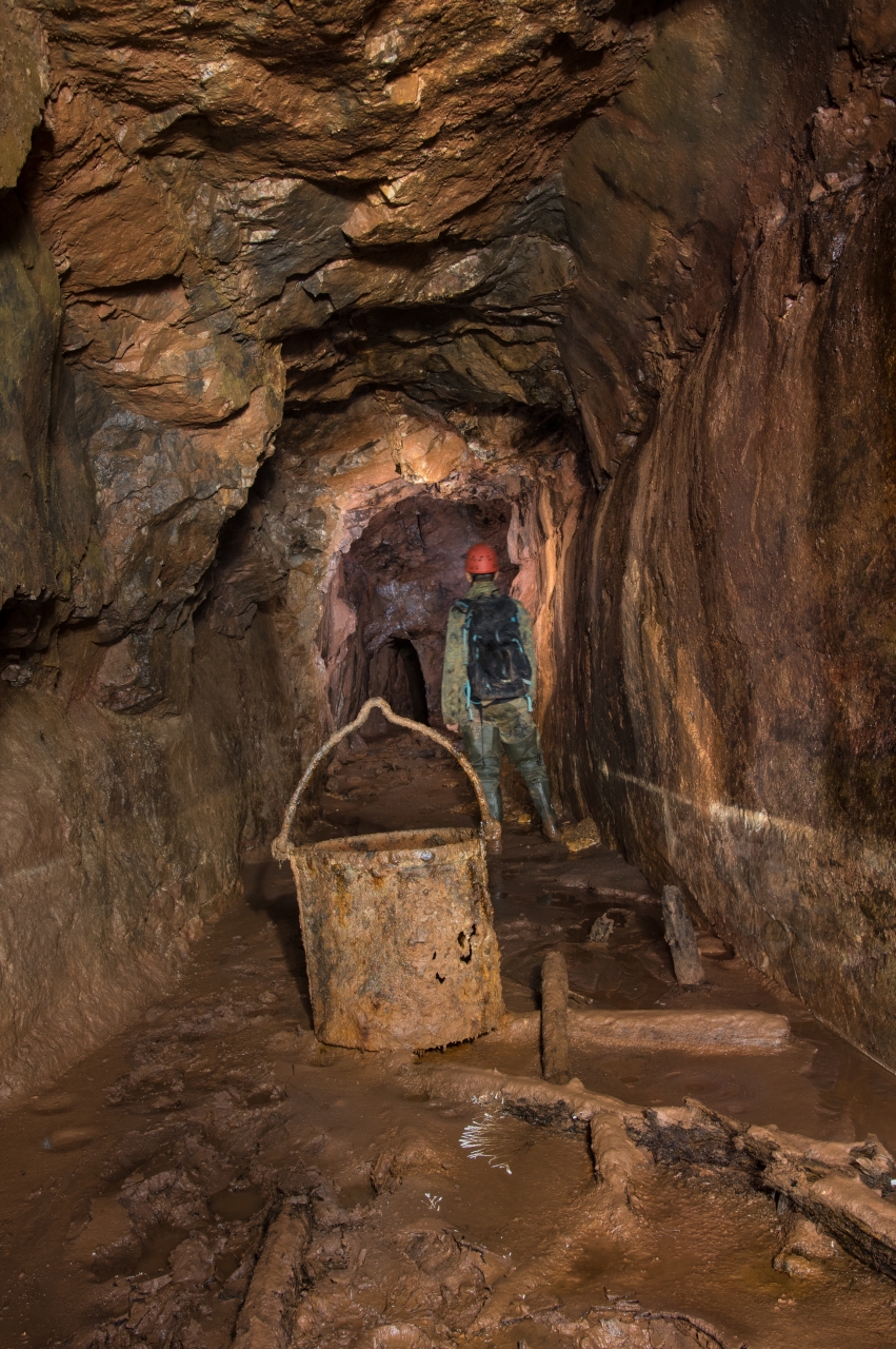 Abteufkübel im Stollen mit Person als Größenvergleich
