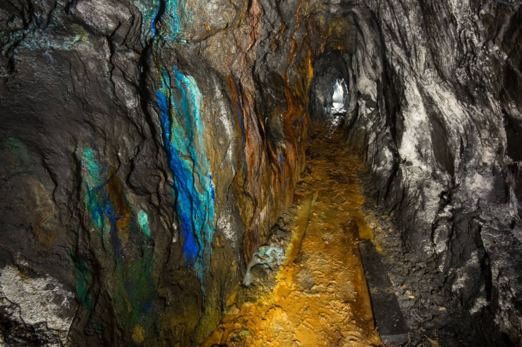 019-blei-zink-erzgrube-tinnitus-farbiger-stollenverlauf-sinter