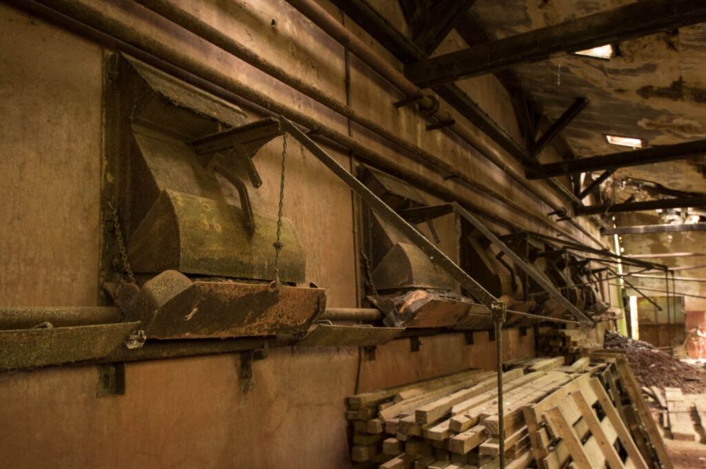 Zeigt eine Reihe von Schütten, über die das Material in die Förderwagen fiel und abtransportiert wurde.