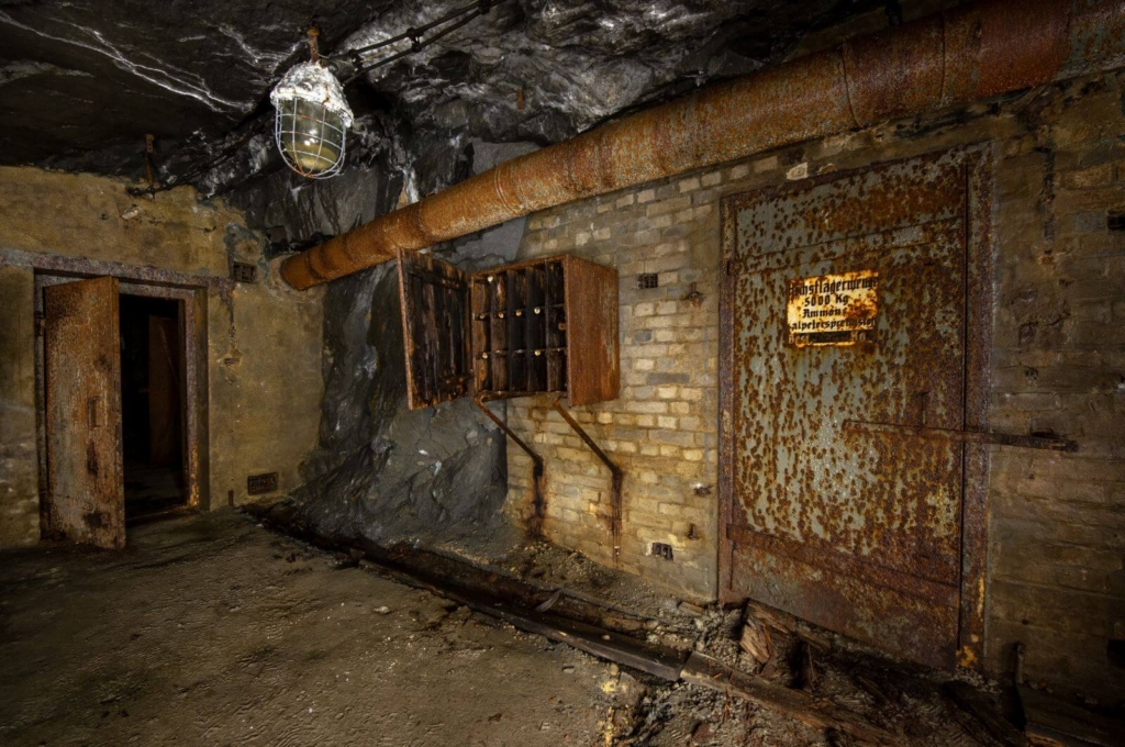 Zeigt rostige Türen im Sprengstoffbunker der ehemaligen Eisenerzgrube.