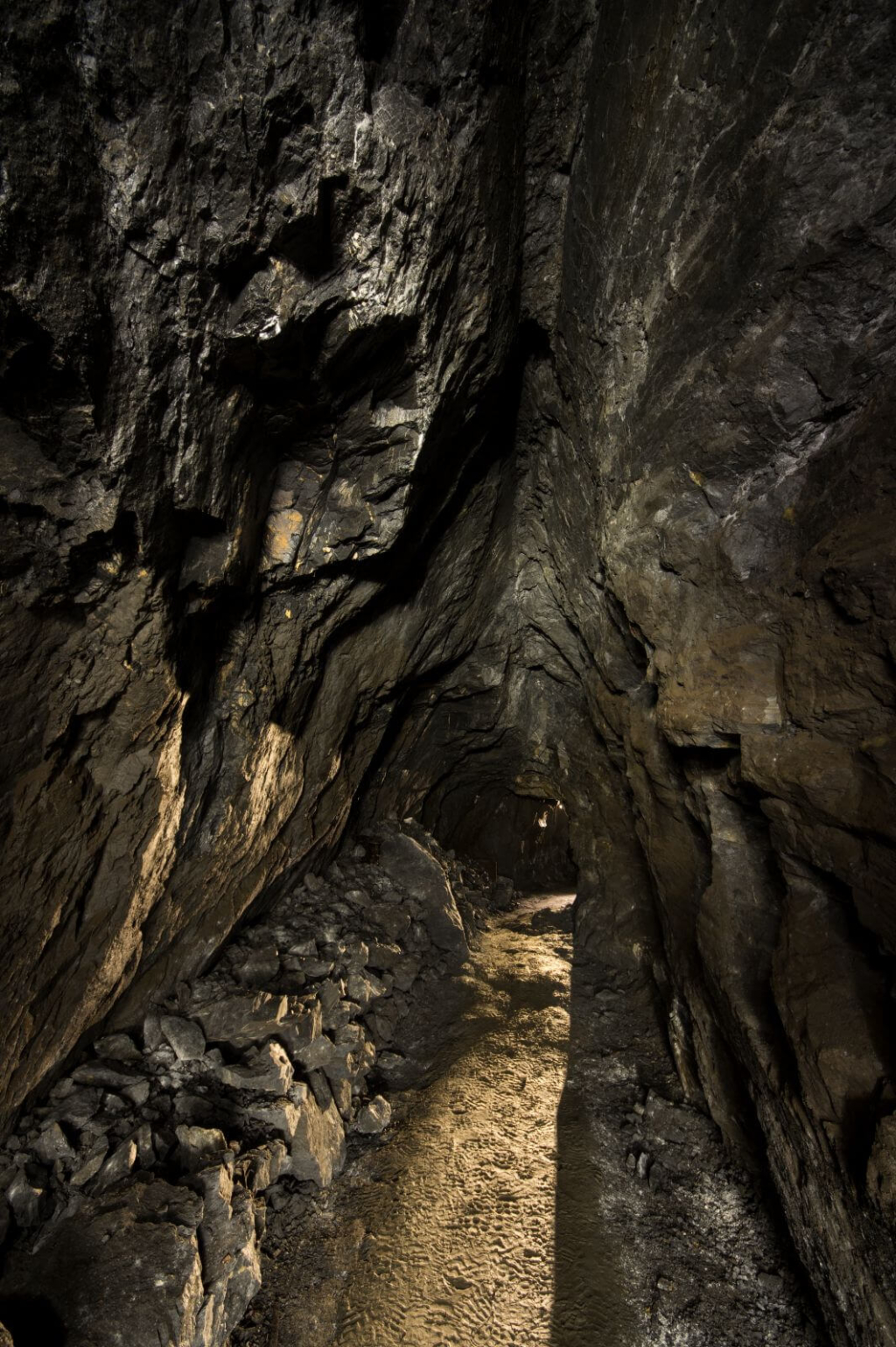 Zeigt einen nach oben spitz zulaufenden Stollen im Altbergbau.