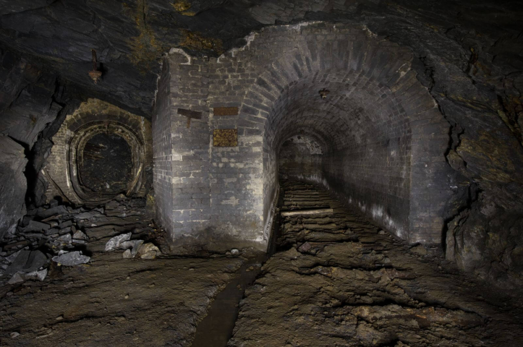Zeigt einen Streckenabzweig im Altbergbau. Die linke Strecke ist verbrochen.