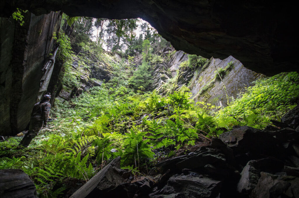 Stollenmundloch zum Tagebau eines Schieferabbaus