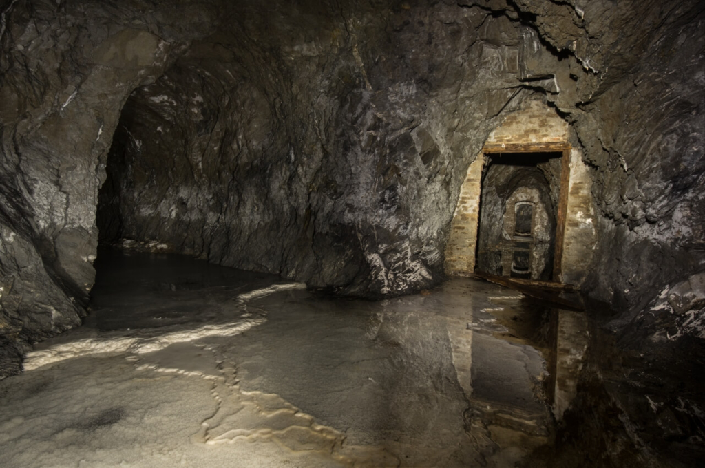 Zeigt das Streckenkreuz am 1. Querschlag und Sprengmittellager.