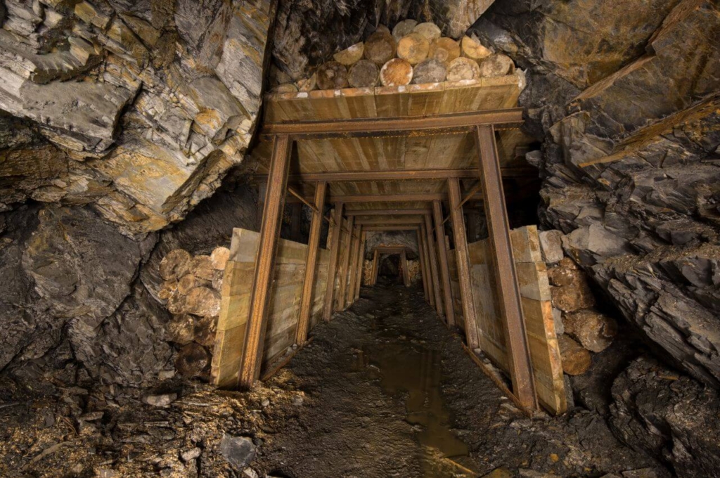 001_schiefergrube_der_ewigen_seligkeit_tuerstockausbau Massiver Türstockausbau aus Stahl