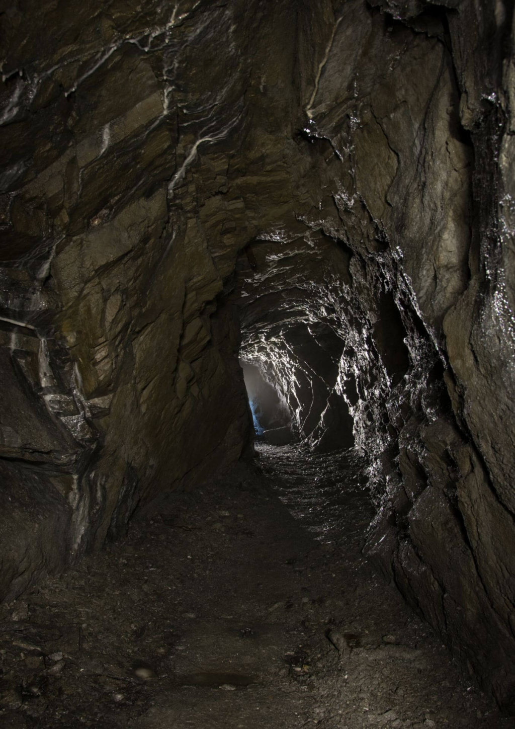 Zeigt einen schroffen Schieferstollen im Gegenlicht.