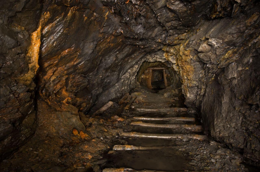 002_schiefergrube_der_ewigen_seligkeit Schroffer Schieferstollen mit Gleisschwellen auf der Sohle