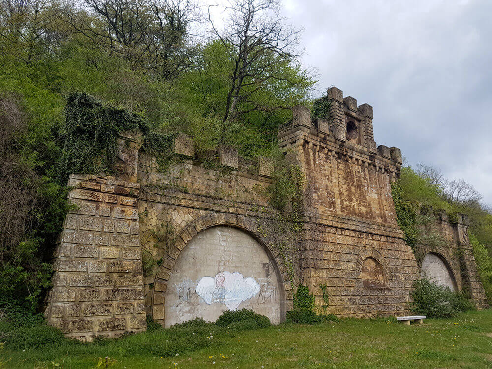 Riesiges Stollenportal der Grube Fentsch