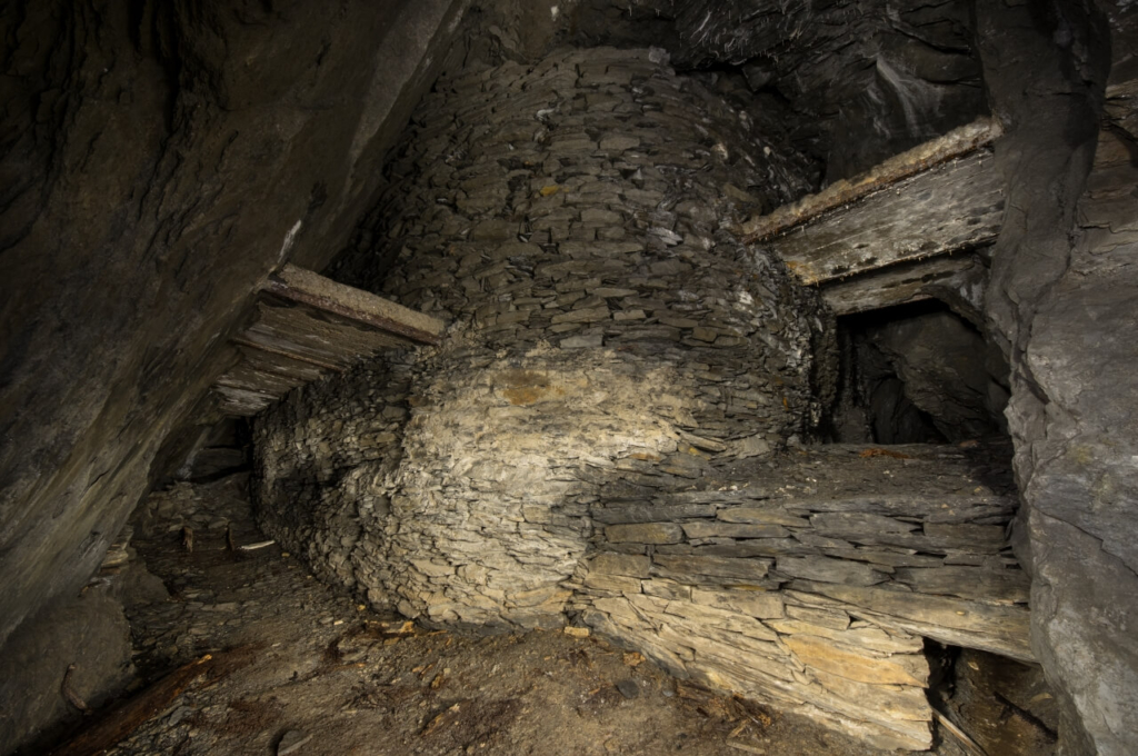 003-schiefergrube-barbaras-treppchen-trockenmauerung Runde Trockenmauerung im Abbau mit Stützstege.