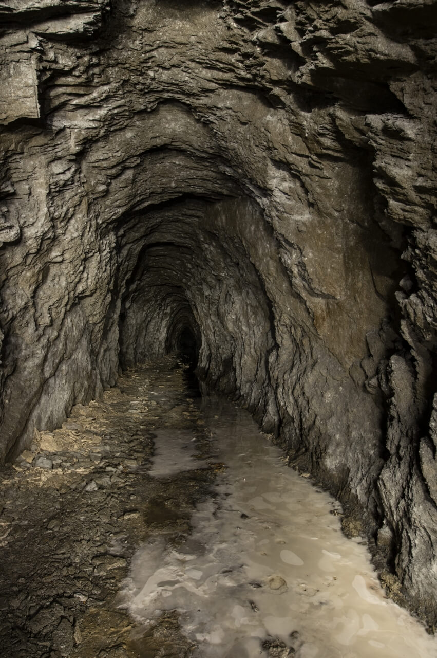 Zeigt den Schieferstollen mit Sinter in der Rösche.