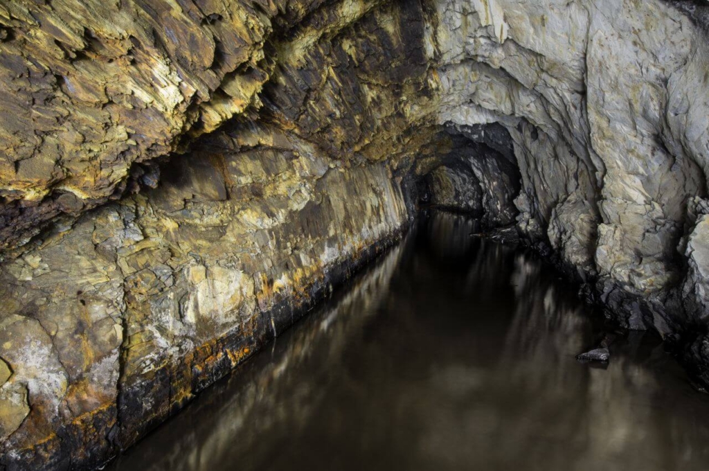 003_schiefergrube_der_ewigen_seligkeit Schroffer Schieferstollen mit 20 cm Wasserstand