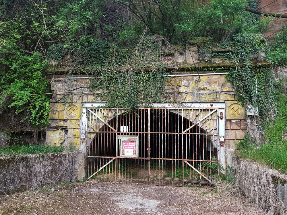 Vergittertes Mundloch, links und rechts sind Schlägel und Eisen eingeschlagen.