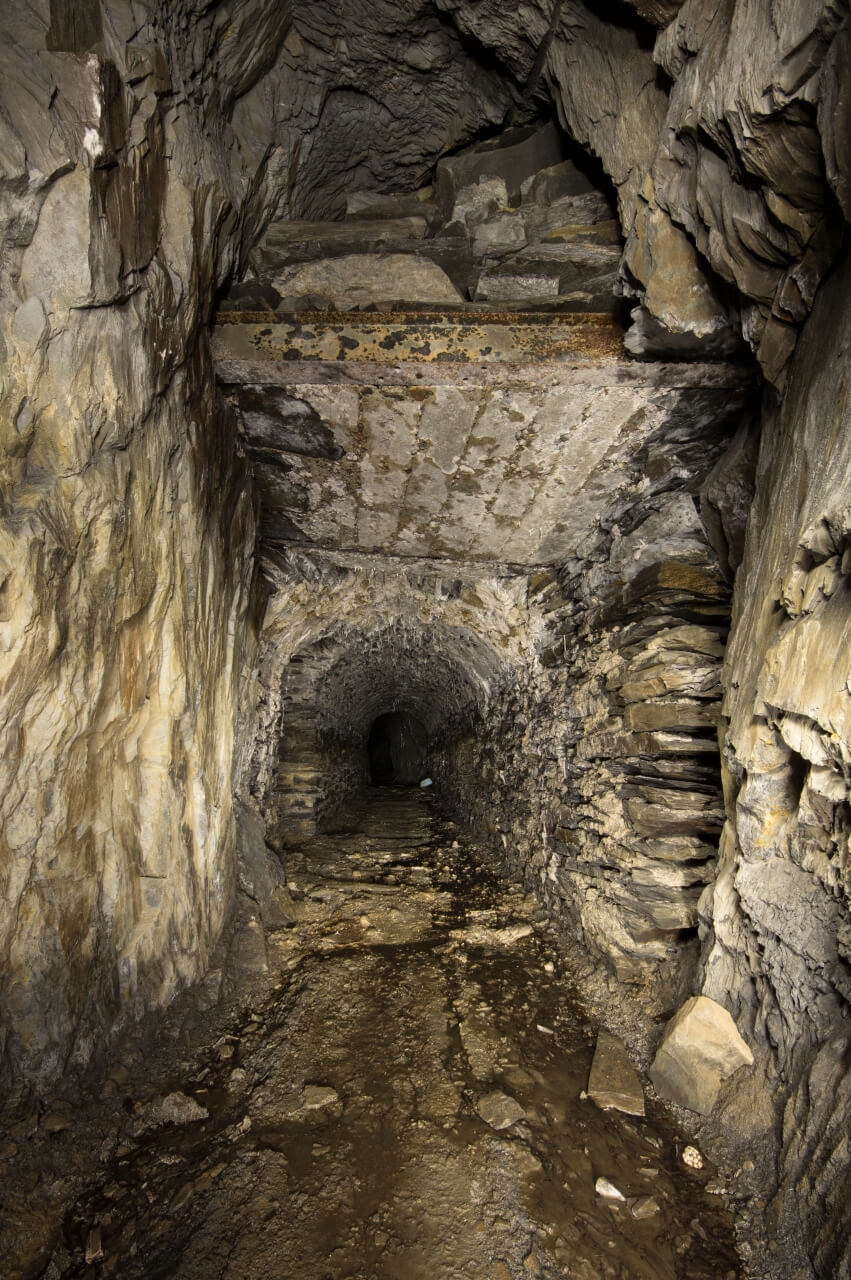004-schiefergrube-barbaras-treppchen-trockenmauerung langer Stoll mit Trockenmauerung und Firstensicherung.