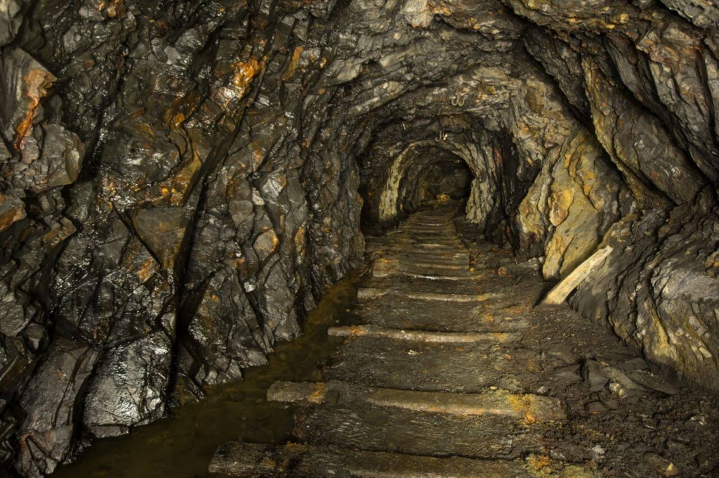 004_schiefergrube_der_ewigen_seligkeit Schroffer Schieferstollen mit Gleisschwellen auf der Sohle