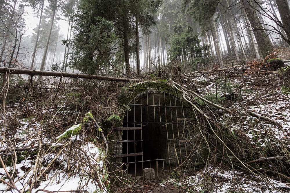Vergittertes Mundloch im verschneiten Thüringer Wald