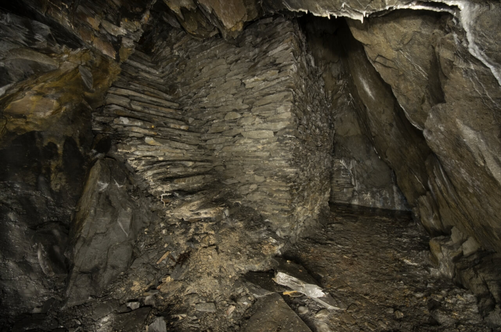 005-schiefergrube-barbaras-treppchen-trockenmauerung Steile Schiefertreppe zum Abbau neben einer Trockenmauerung.