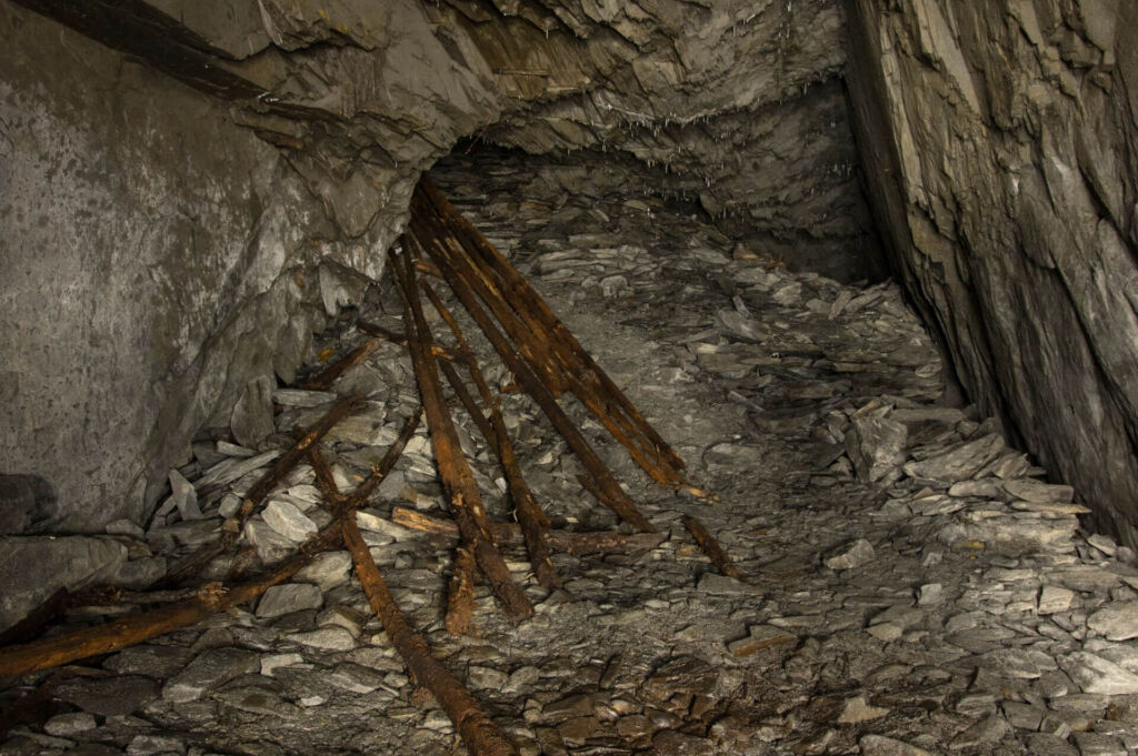 Zeigt Holzstämme, die einst als Rutsche für Schieferplatten dienten.