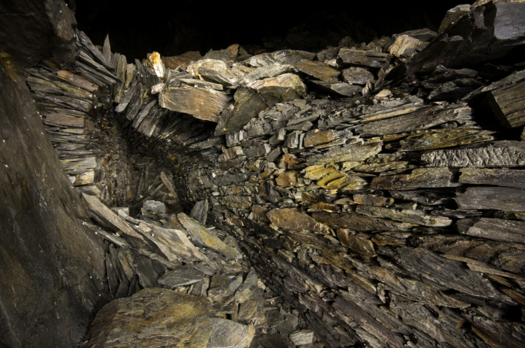 Zeigt eine vollkommen kollabierte Strecke, die früher mal durch den Abbau führte.