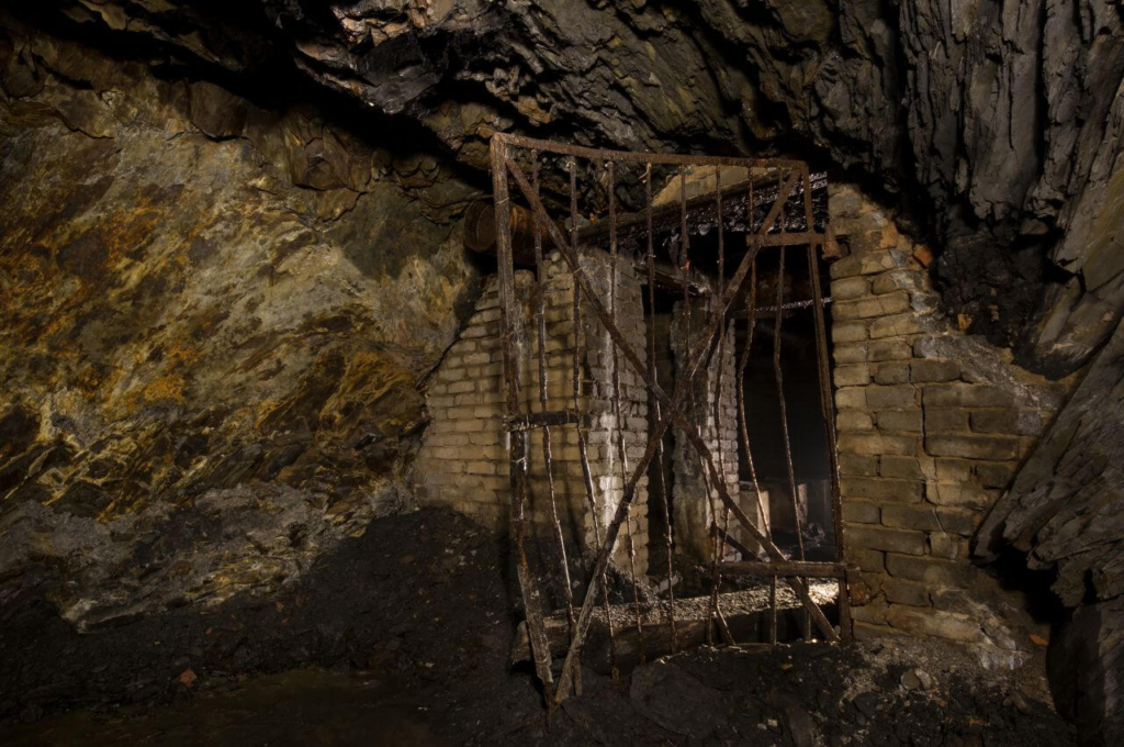 006_schiefergrube_der_ewigen_seligkeit Gittertür zum Generatorraum