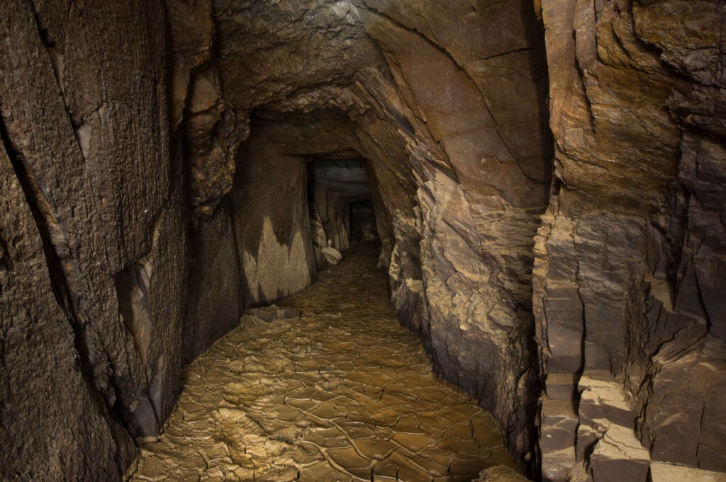 Schlamm am Stollenboden ist gerissen.