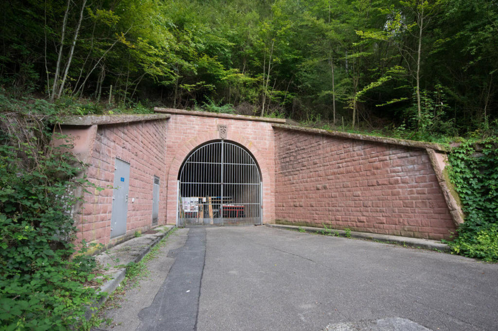 Großes Mundloch zur LKW-Rampe der Grube Käfersteige bei Pforzheim