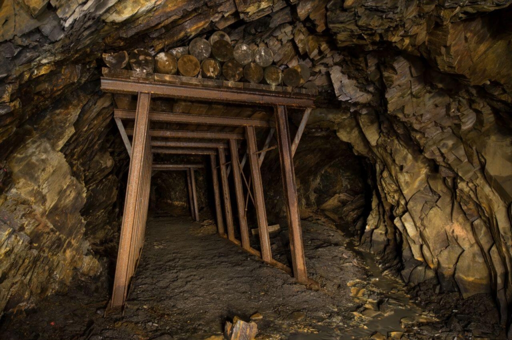 007_schiefergrube_der_ewigen_seligkeit Massiver Türstockausbau aus Stahl