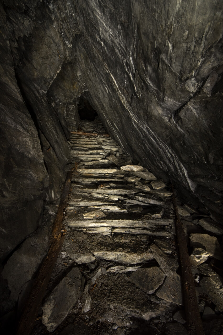 Zeigt eine lange Treppe aus Schieferplatten, die nach oben in den Abbau führt.