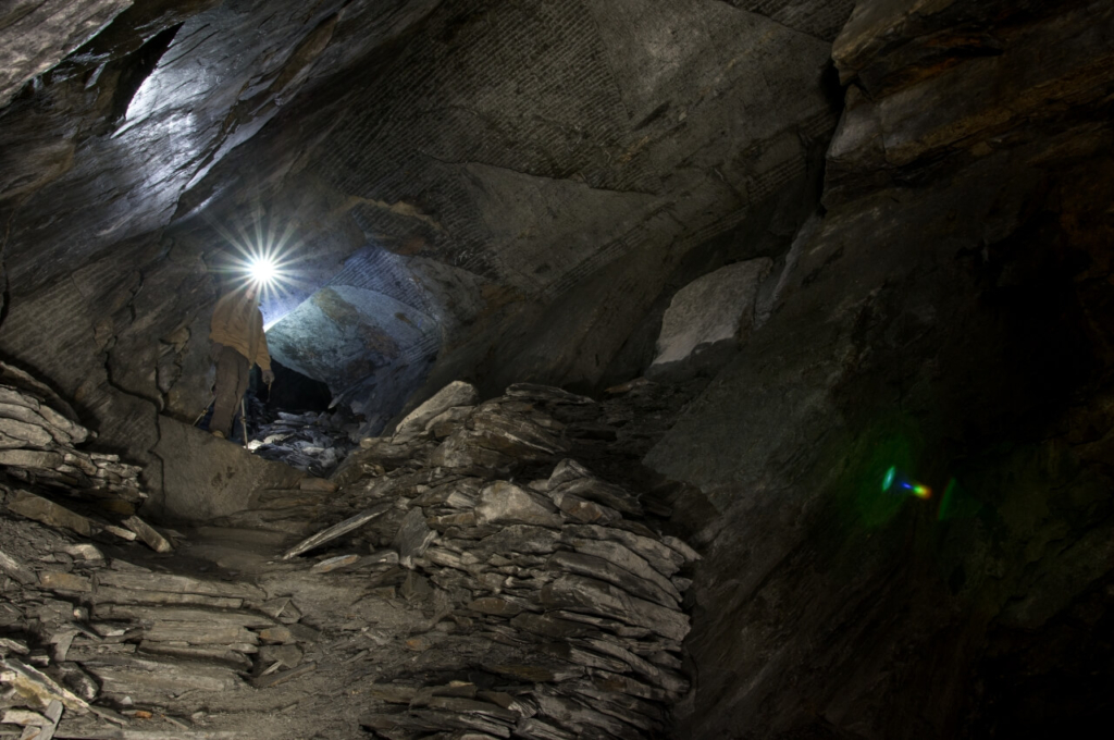 Eine Person steht im Schieferabbau vor einer Schiefertreppe