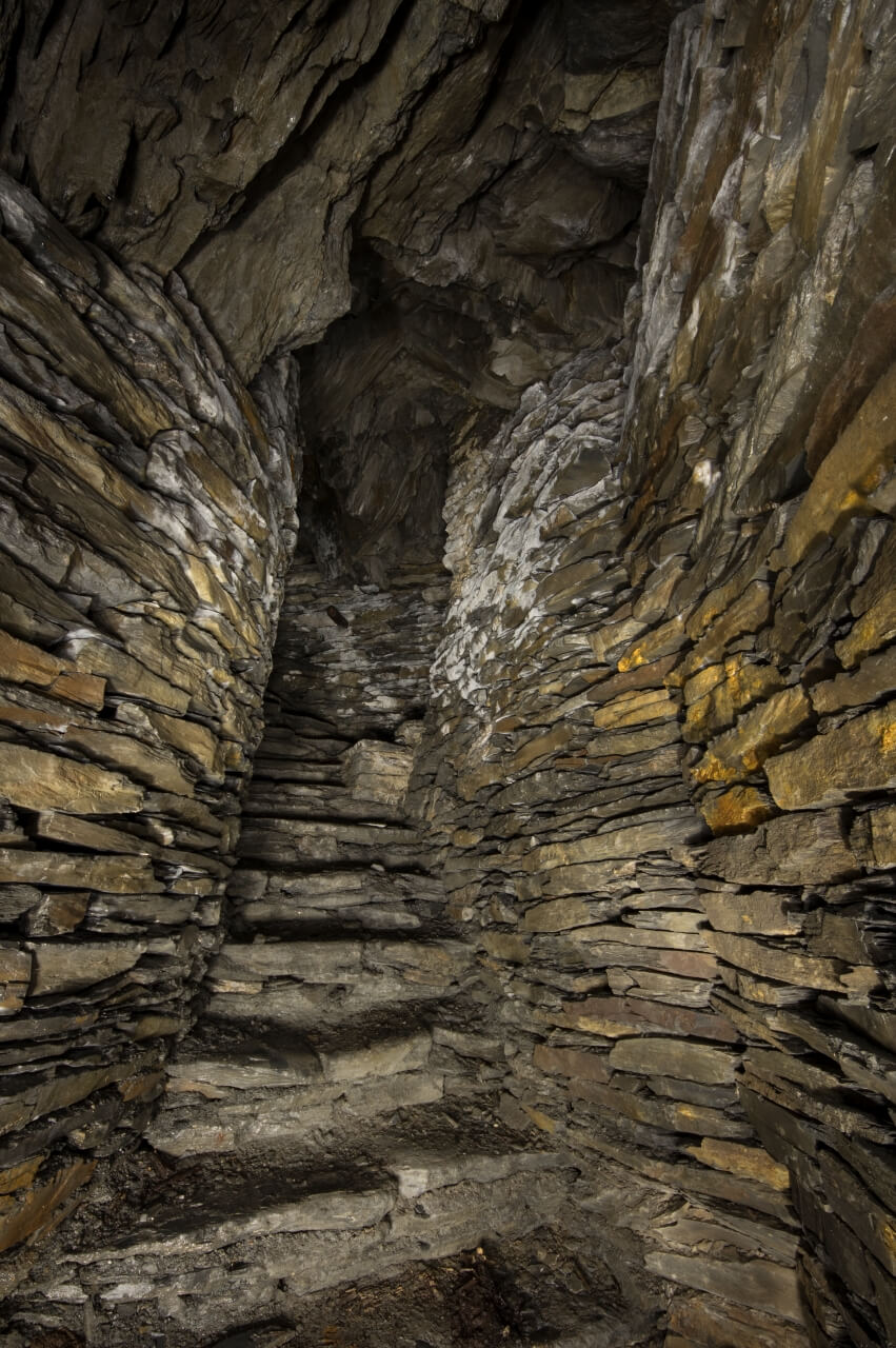008-schiefergrube-barbaras-treppchen-schiefertreppe Schiefertreppe zum Abbau mit Trockenmauerungen links und rechts.