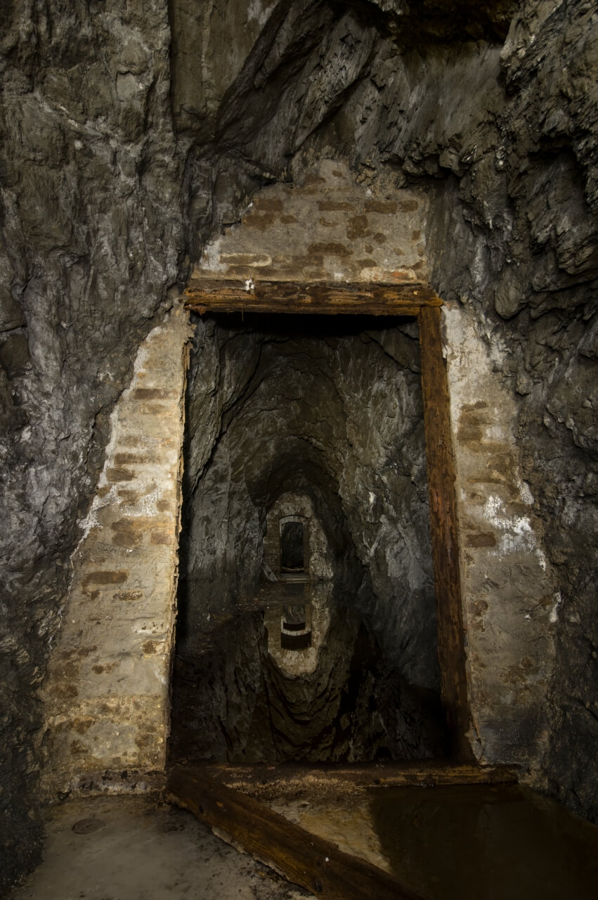 Zeigt das Sprengmittellager von innen.