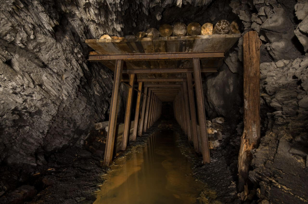 008_schiefergrube_der_ewigen_seligkeit Massiver Türstockausbau aus Stahl