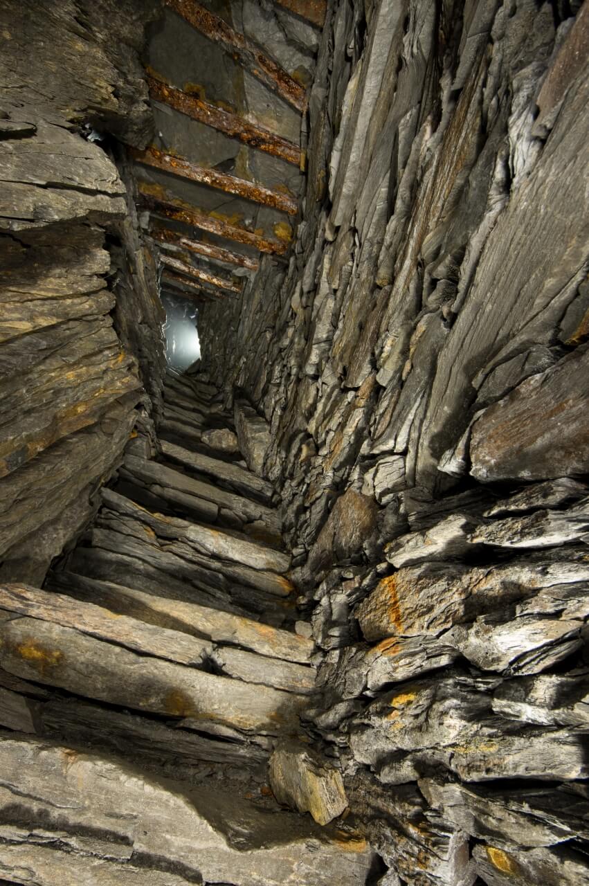 009-schiefergrube-barbaras-treppchen-schiefertreppe Enge Schiefertreppe in den Abbau mit Deckenträgern aus Bahnschienen.