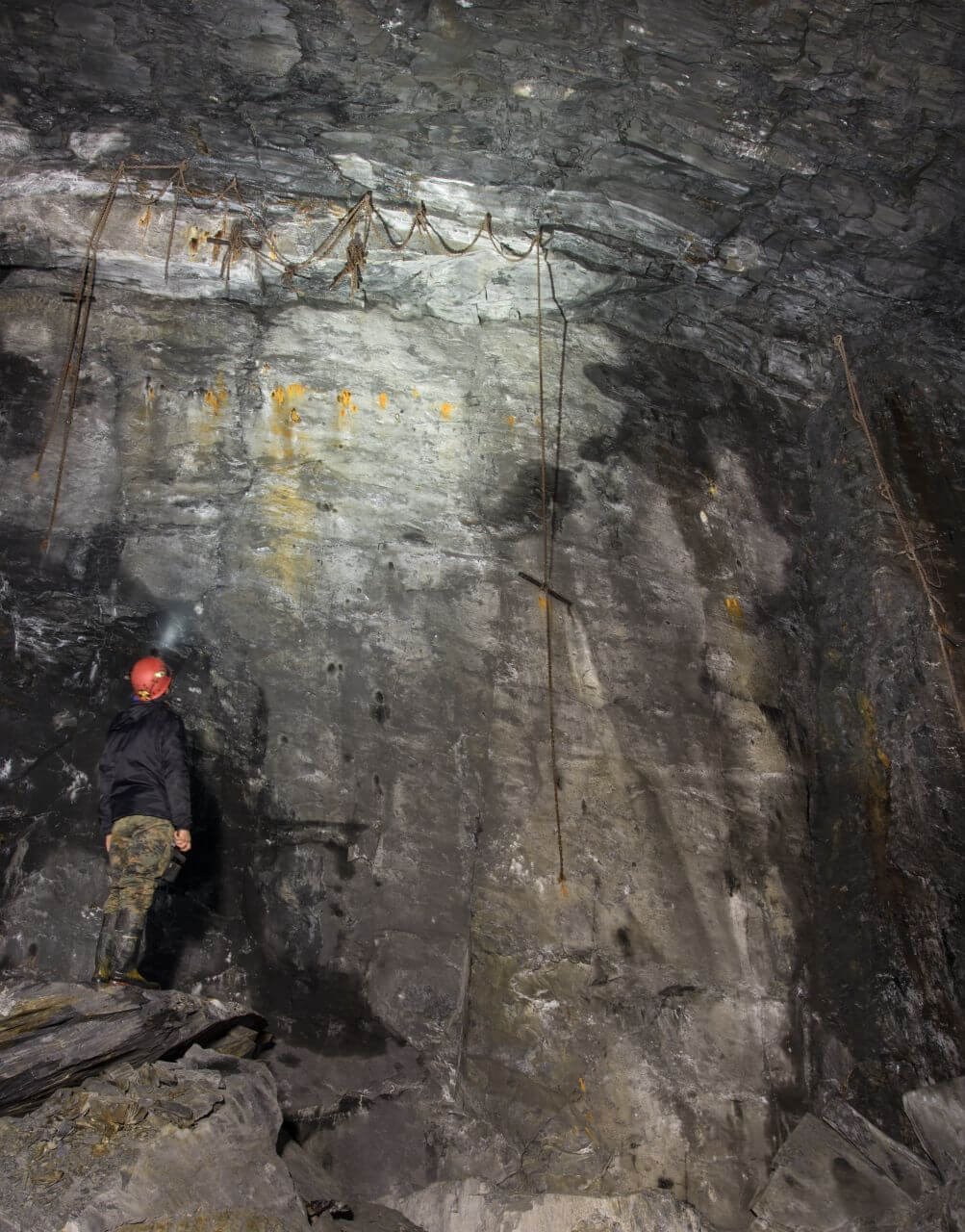 009_schiefergrube_der_ewigen_seligkeit Ketten mit Sitzholz am Stoß im Abbau mit Person als Größenvergleich