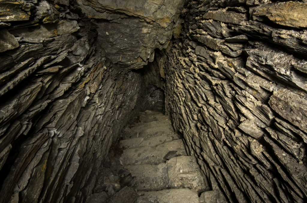 010-schiefergrube-barbaras-treppchen-schiefertreppe schmale Treppe mit Trockenmauerungen links und rechts vom Abbau auf die 1. Sohle