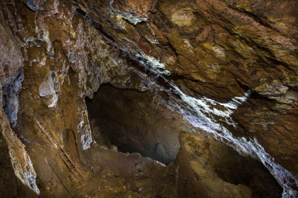 Zeigt den Abbau der Flussspatgrube