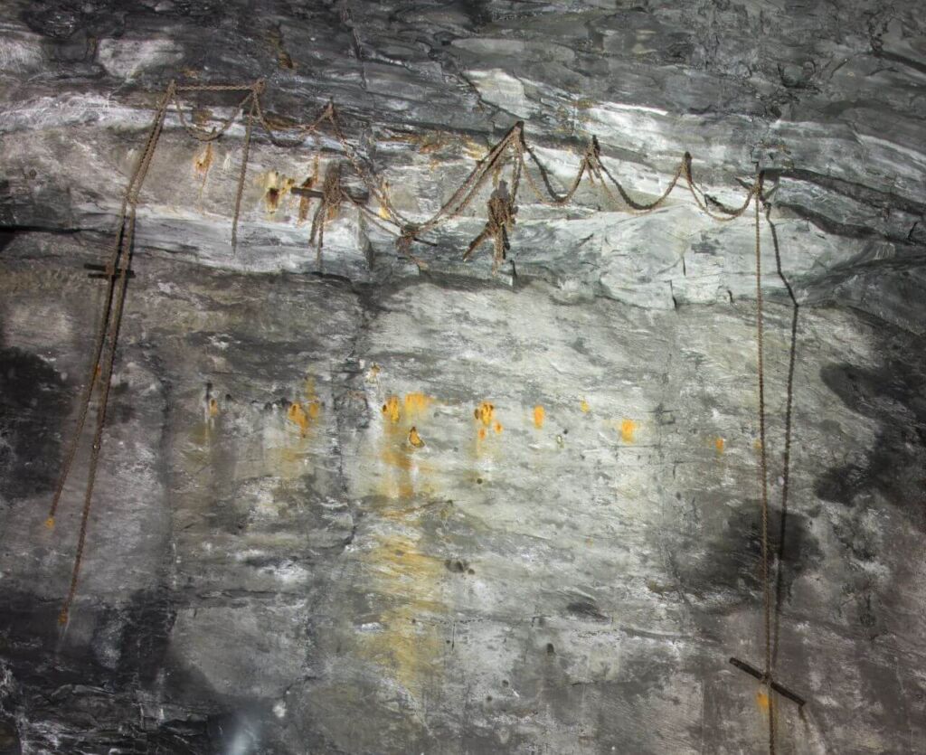 010_schiefergrube_der_ewigen_seligkeit Ketten mit Sitzholz am Stoß im Schieferabbau