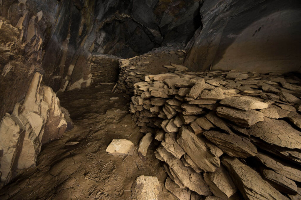 Ein großer Schieferabbau mit Versatzmauerungen.