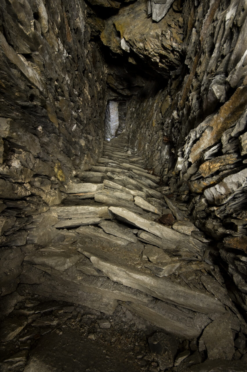 011-schiefergrube-barbaras-treppchen-schiefertreppe schmale und deformierte Treppe zum Abbau