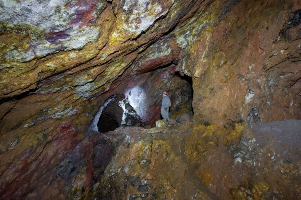 Zeigt eine Person, die im Abbau steht.