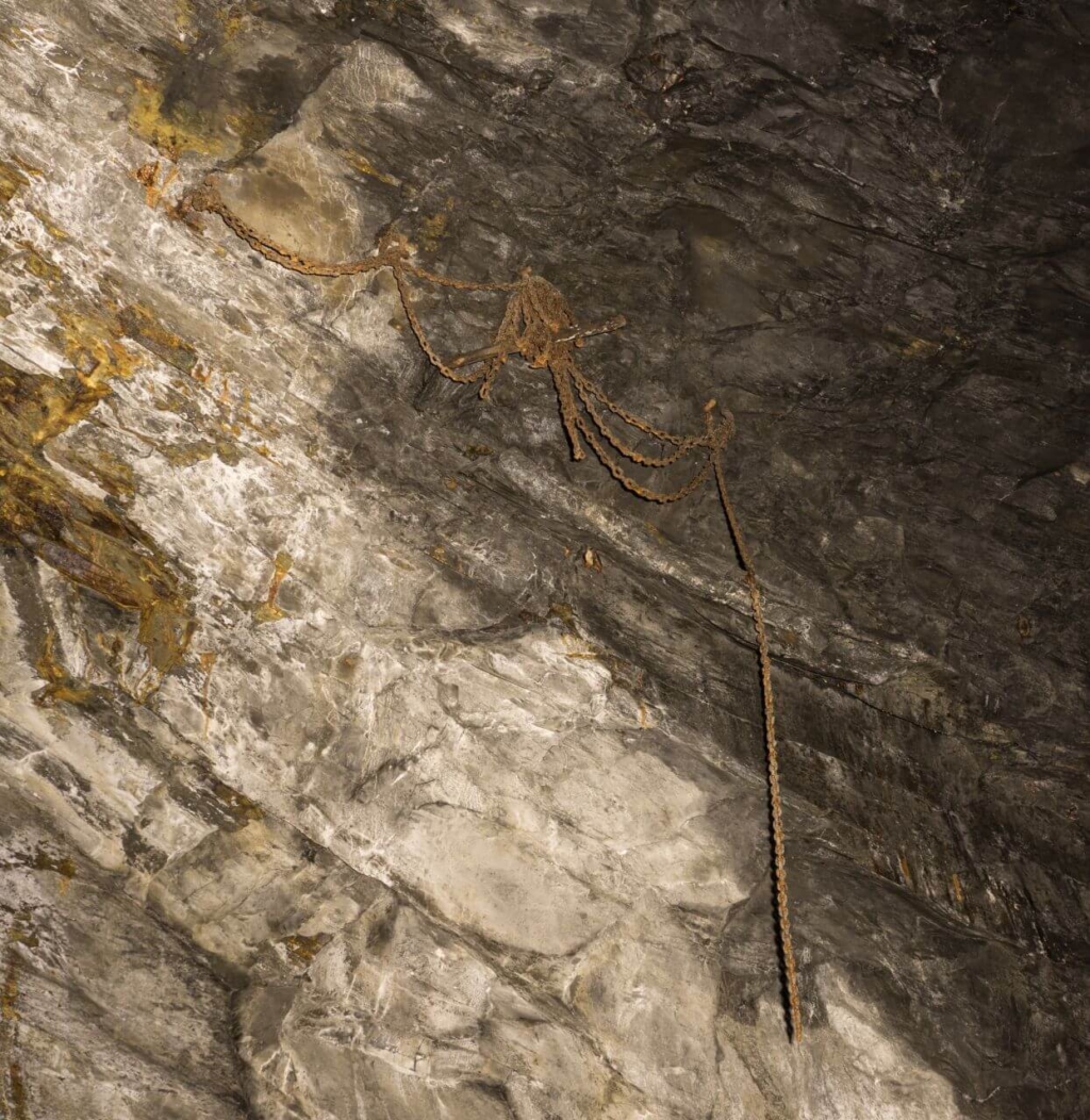 011_schiefergrube_der_ewigen_seligkeit Ketten mit Sitzholz am Stoß im Abbau