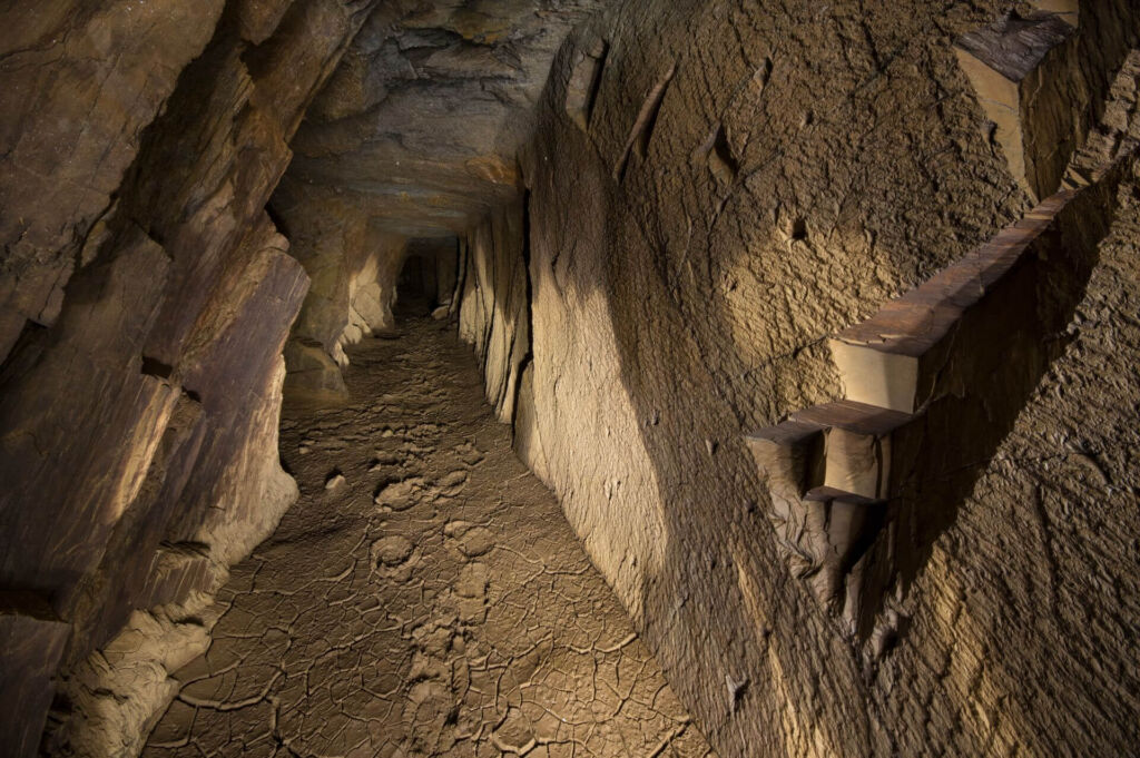 Stollen der Schiefergrube mit Schlamm am Boden