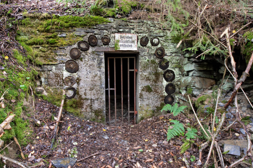 Mundloch mit Verbotsschild über der Tür