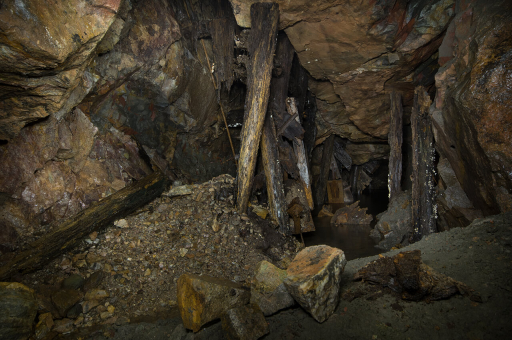 013-drei-marode-rollen-altbergbau-flussspatgrube