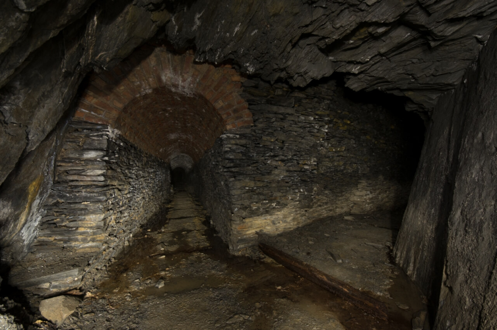 013-schiefergrube-barbaras-treppchen-gewoelbemauerung Trockenmauer mit Bogenmauerung an Abbau