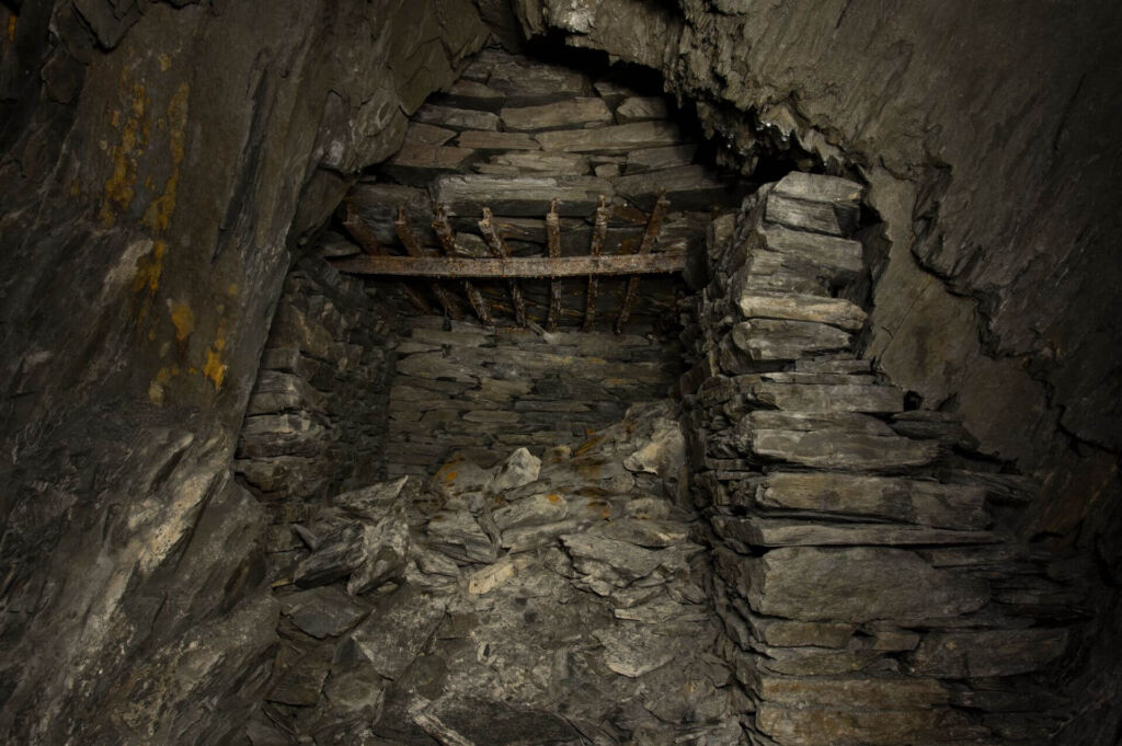 Zeigt einen mit Trockenmauern ausgebauten Schacht im Schieferbergwerk.