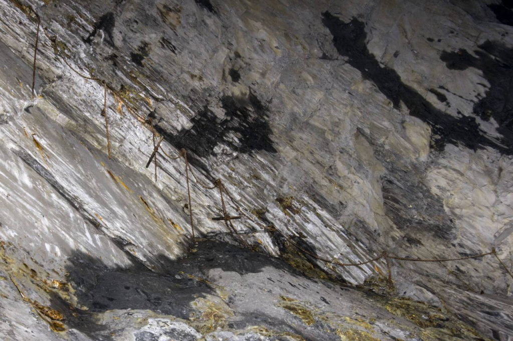 013_schiefergrube_der_ewigen_seligkeit Ketten mit Sitzholz im Stoß des Schieferabbaus