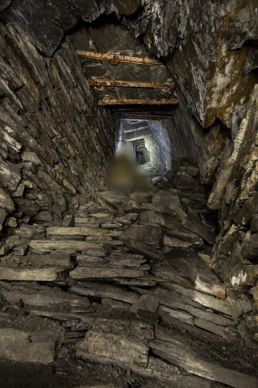 014-schiefergrube-barbaras-treppchen-schiefertreppe-o desolate Schiefertreppe zum Abbau mit Person als Größenvergleich